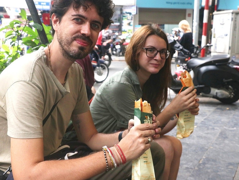 foreign visitors captivated by hanoi s street food culture picture 1