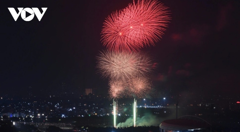 fireworks light up hanoi to mark the start of 2026 picture 9