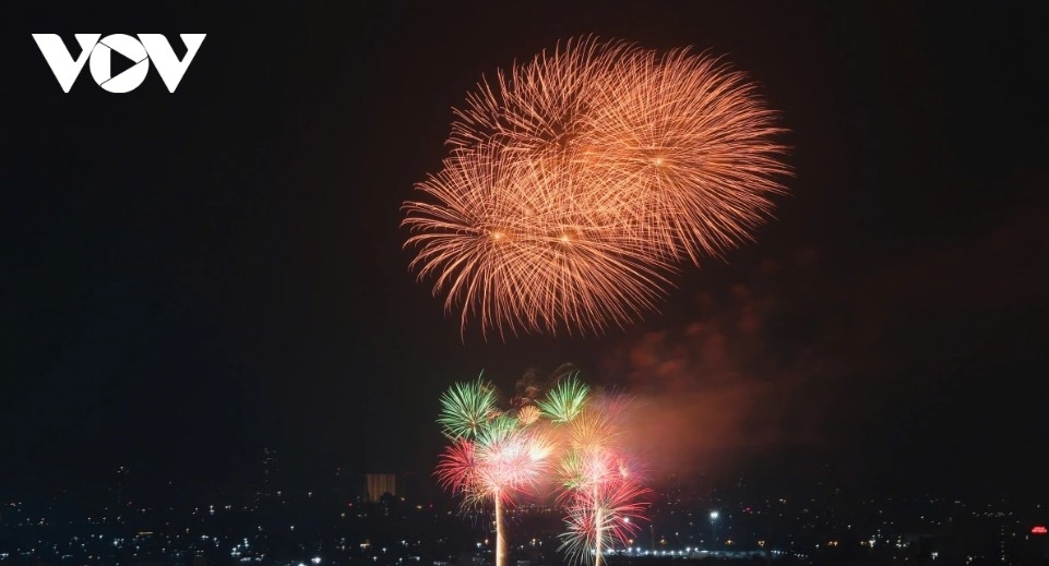 fireworks light up hanoi to mark the start of 2026 picture 6