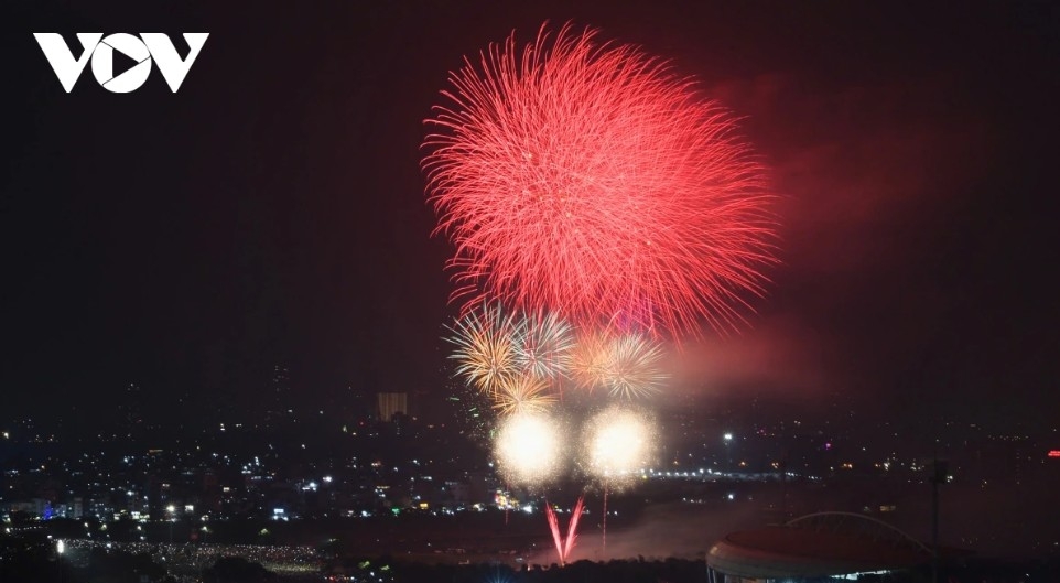 fireworks light up hanoi to mark the start of 2026 picture 7
