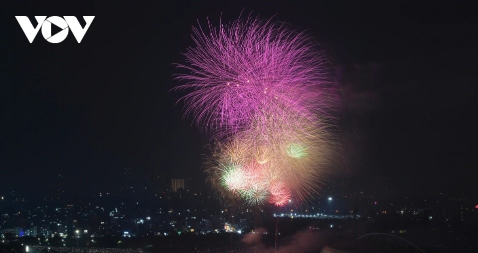fireworks light up hanoi to mark the start of 2026 picture 8