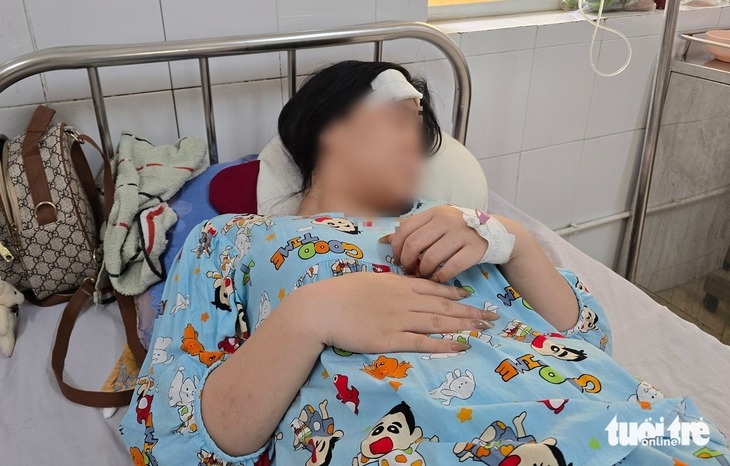 Phản ứng hành vi khiếm nhã, cô gái bị người đàn ông đánh tét đầu trong quán cà phê