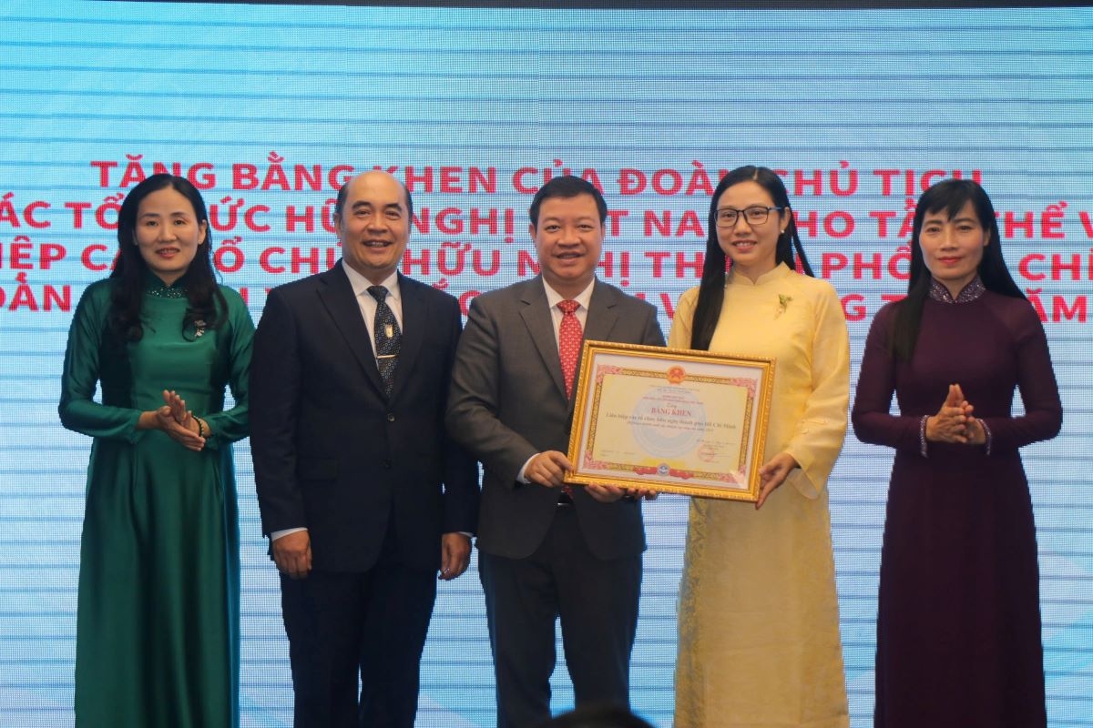 tp.ho chi minh lan toa hinh anh do thi nghia tinh qua doi ngoai nhan dan hinh anh 3