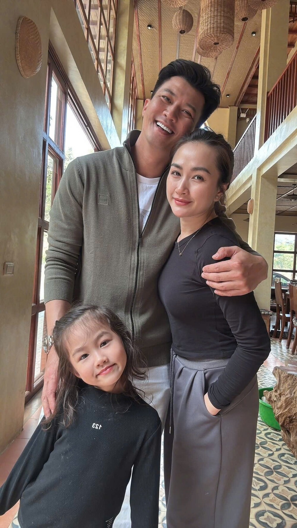 sao viet 6 1 tran bao son sanh doi con gai devon tran du tiec dau nam hinh anh 3