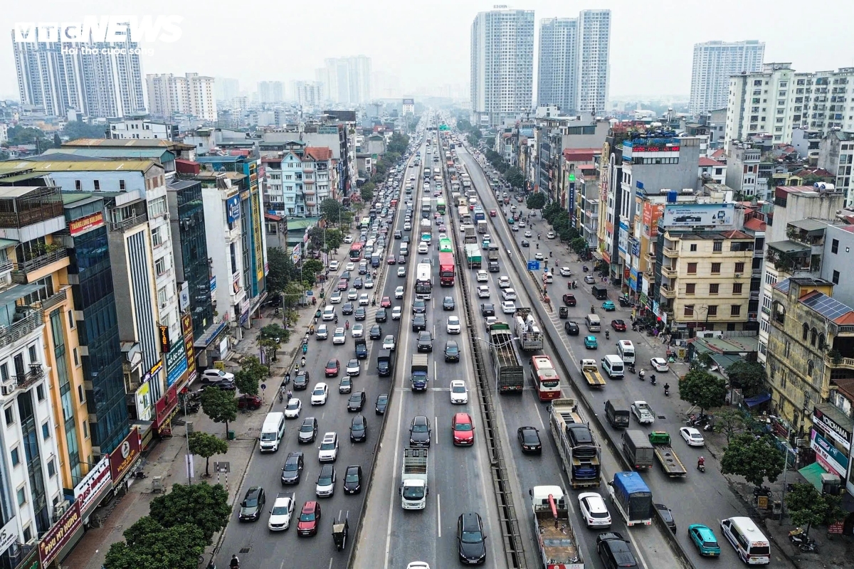 Chưa hết nghỉ Tết Dương lịch, người dân lỉnh kỉnh đồ đạc, ùn ùn trở lại Thủ đô