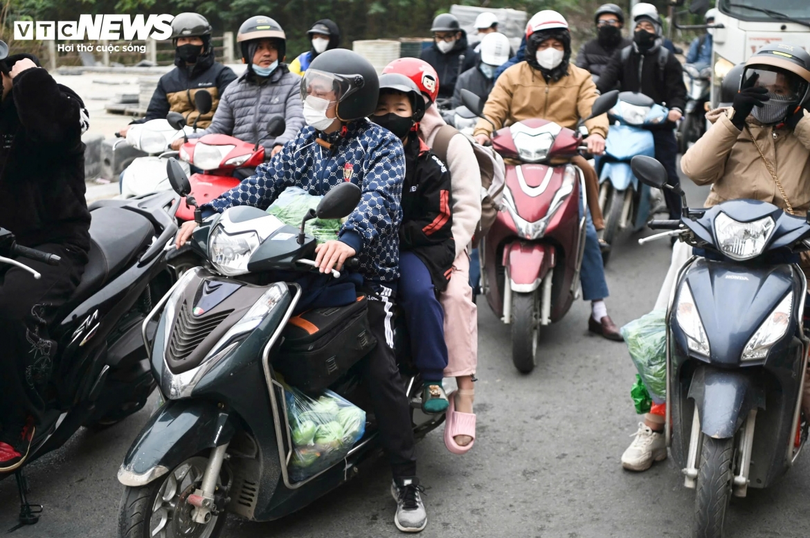 chua het nghi tet duong lich, nguoi dan linh kinh do dac, un un tro lai thu do hinh anh 5