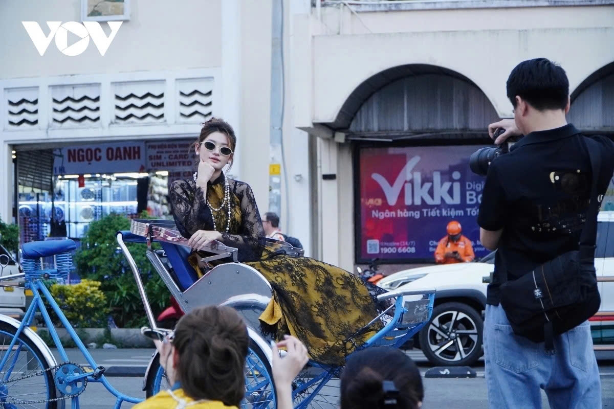 hcm city streets dressed in colour ahead of lunar new year and party congress picture 11