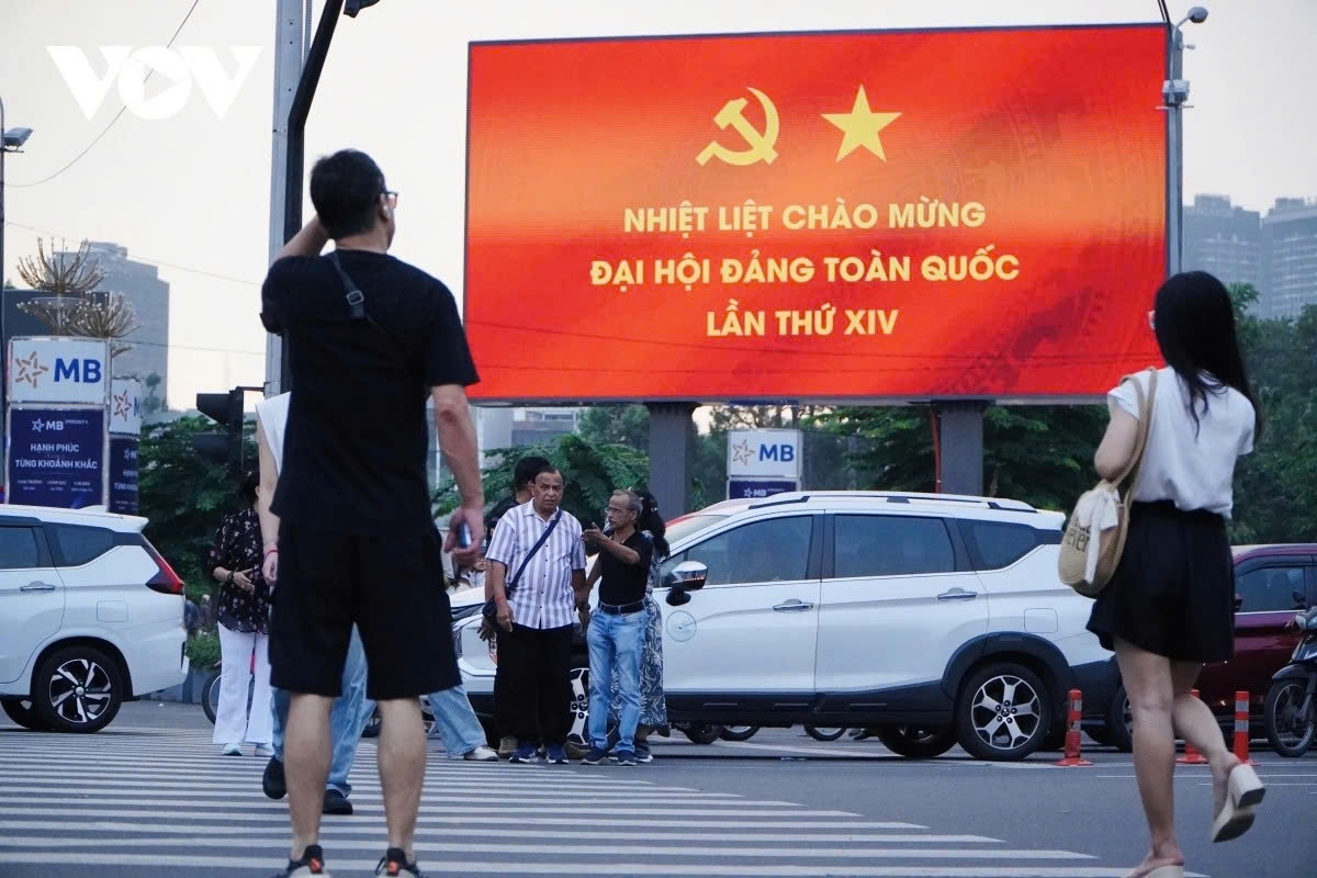 hcm city streets dressed in colour ahead of lunar new year and party congress picture 3
