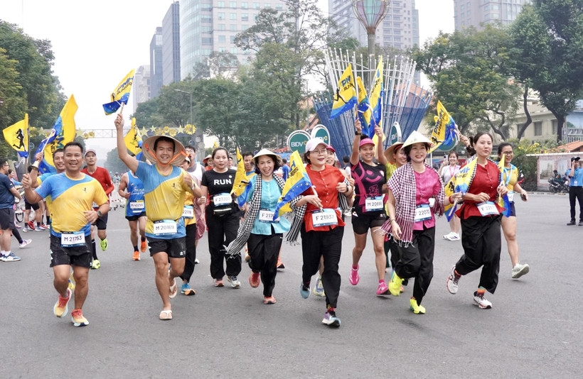 nearly 11,000 runners take part in ho chi minh city marathon picture 1