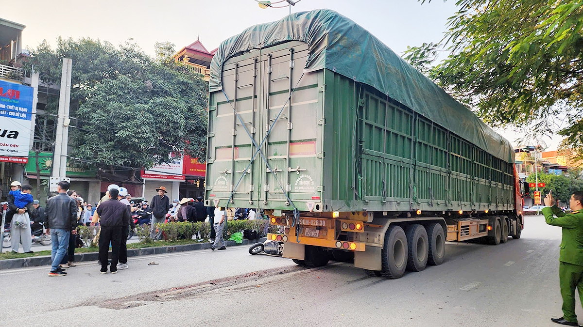 Va chạm giữa xe máy và xe đầu kéo trên QL 279, 1 người tử vong tại chỗ