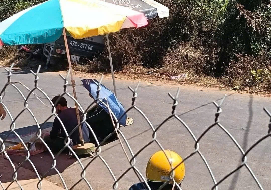 Xe tải đậu bên đường bất ngờ trôi lùi làm bé gái 10 tuổi tử vong