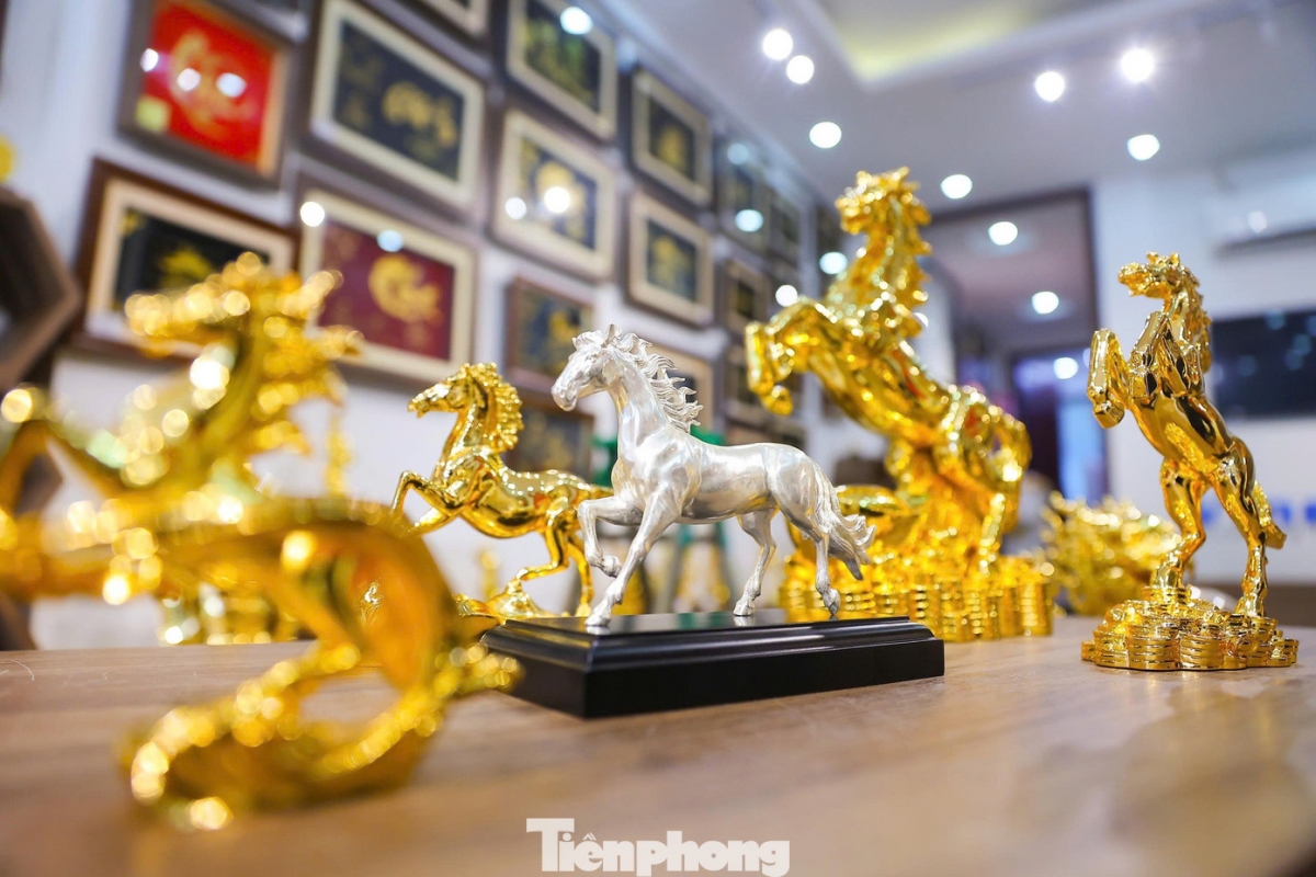 24k gold-plated horse sculpture for lunar new year celebration picture 1