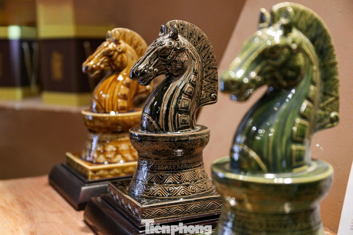 24k gold-plated horse sculpture for lunar new year celebration picture 10