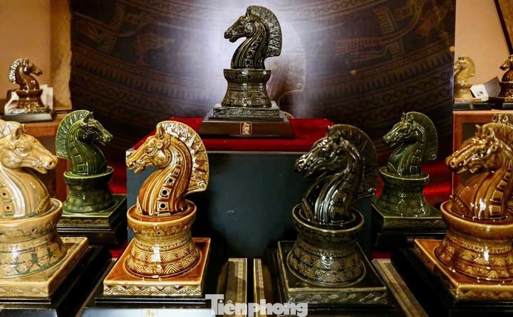 24k gold-plated horse sculpture for lunar new year celebration picture 11