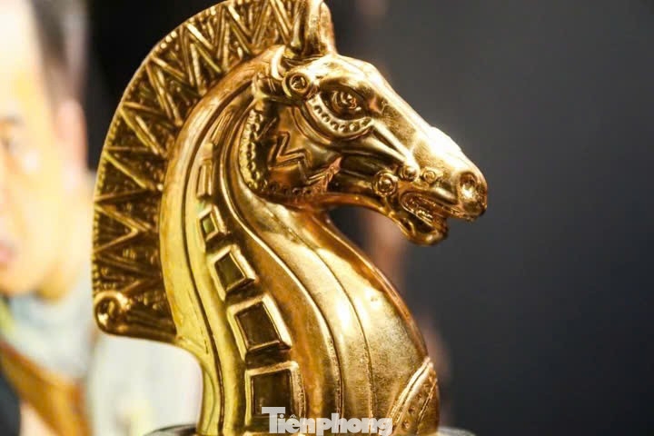 24k gold-plated horse sculpture for lunar new year celebration picture 12