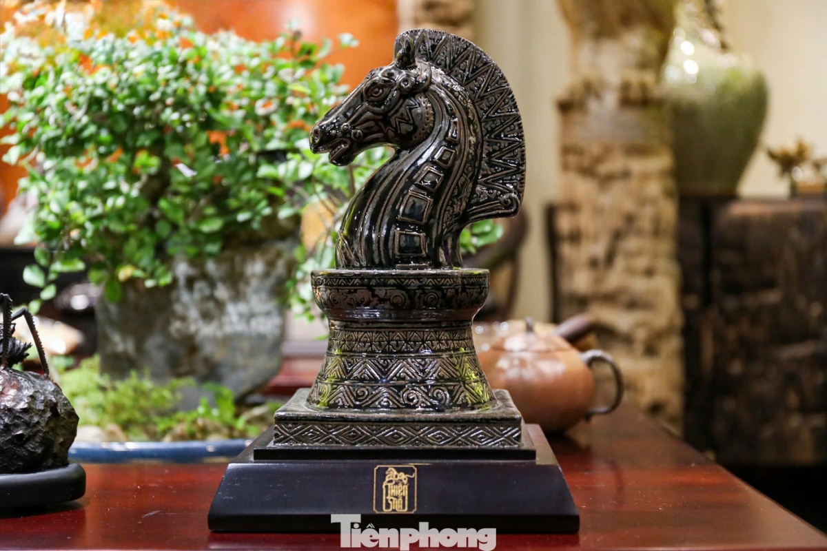 24k gold-plated horse sculpture for lunar new year celebration picture 13