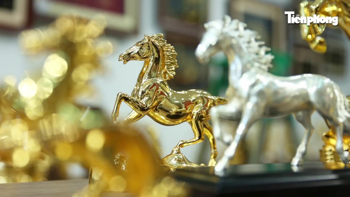 24k gold-plated horse sculpture for lunar new year celebration picture 2