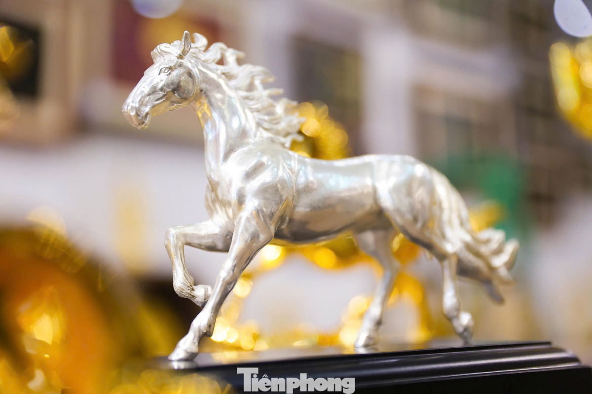 24k gold-plated horse sculpture for lunar new year celebration picture 3