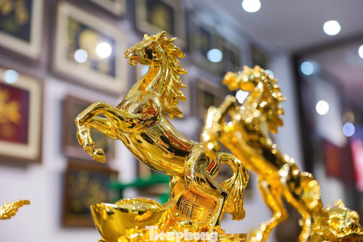 24k gold-plated horse sculpture for lunar new year celebration picture 4