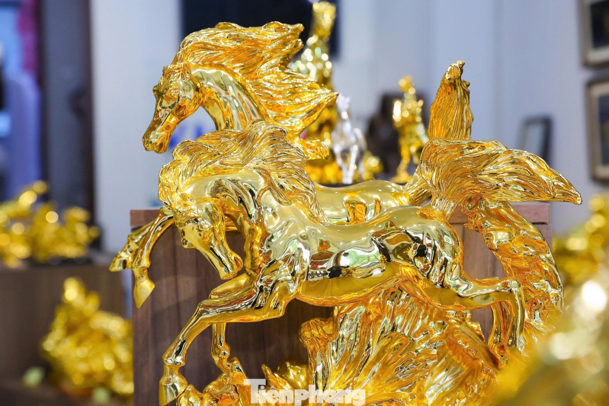 24k gold-plated horse sculpture for lunar new year celebration picture 5