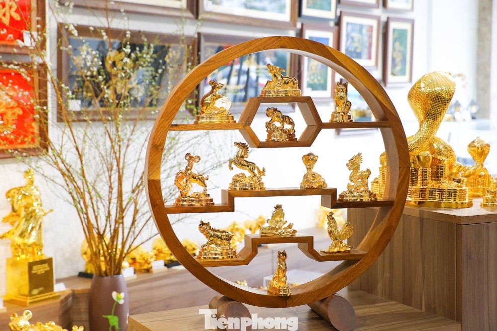 24k gold-plated horse sculpture for lunar new year celebration picture 7