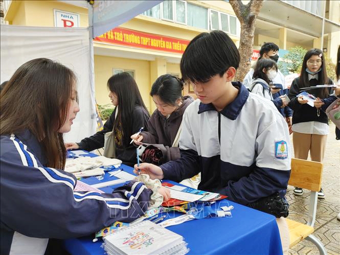 huong nghiep cho hoc sinh thpt Dung de bay xu huong dan dat tuong lai hinh anh 1