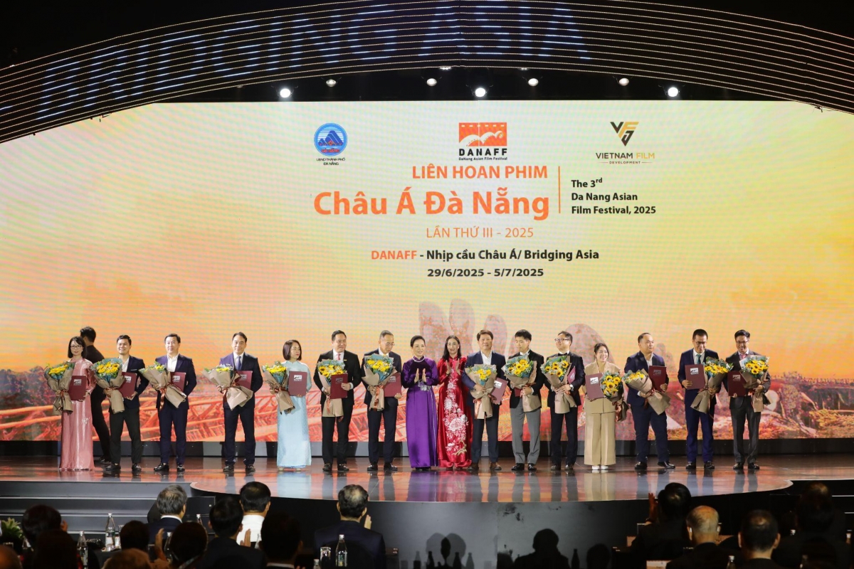 tu cannes, busan, tokyo den paris, dien anh viet tang nhan dien quoc te hinh anh 2