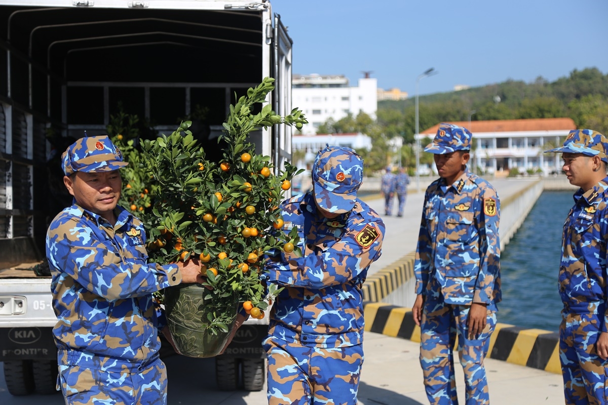 Đào thắm, quất vàng theo chiến sĩ Vùng 5 Hải quân vượt sóng ra đảo Tây Nam