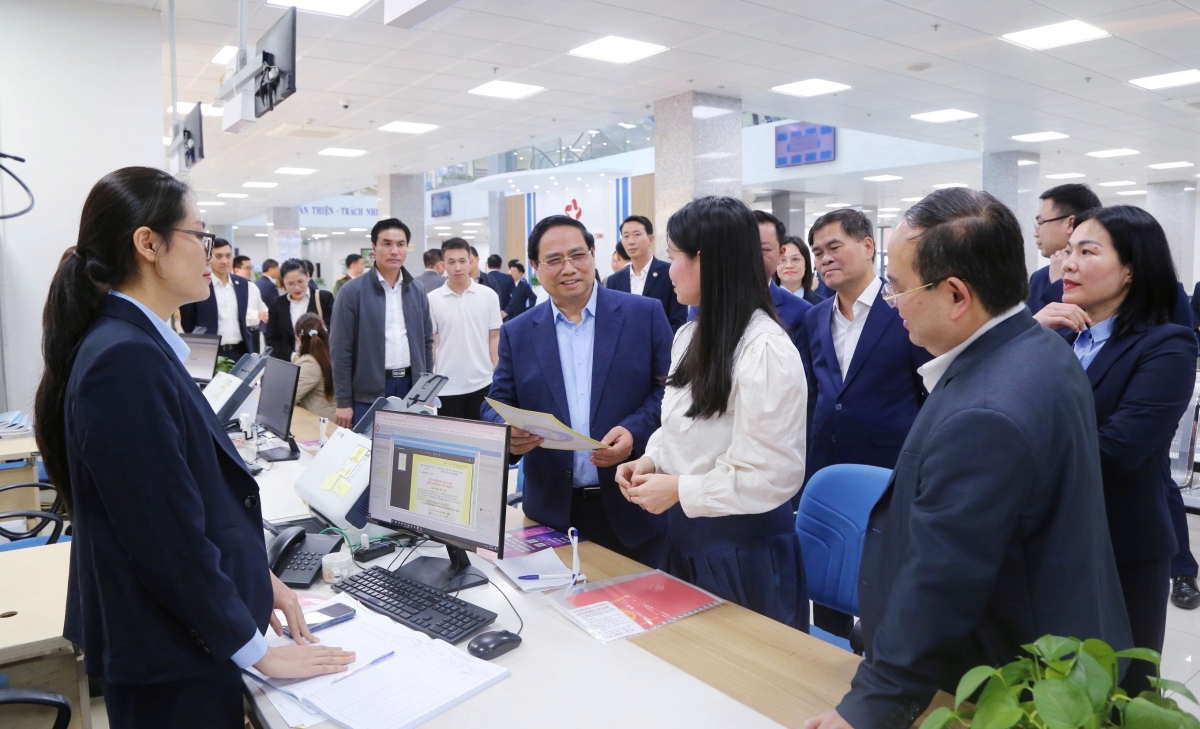 Thủ tướng: Cán bộ hành chính phải chủ động, tận tâm phục vụ nhân dân