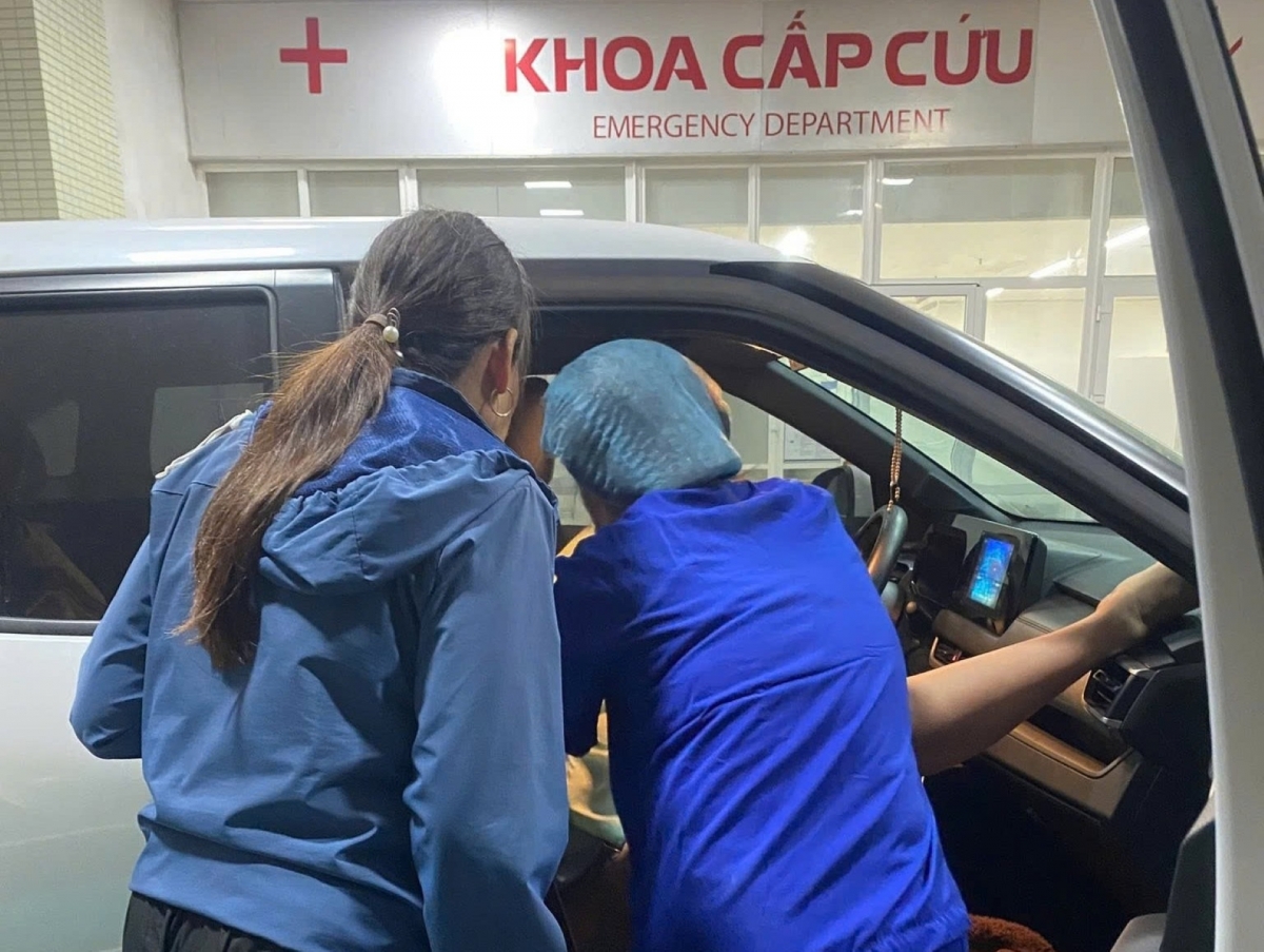 canh sat giao thong dan duong dua san phu di cap cuu hinh anh 2