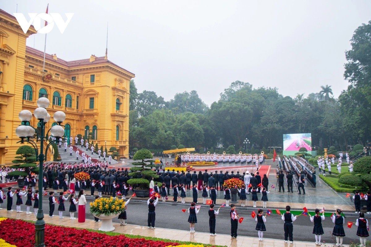 top lao leader thongloun sisoulith warmly welcomed in hanoi on state visit picture 1