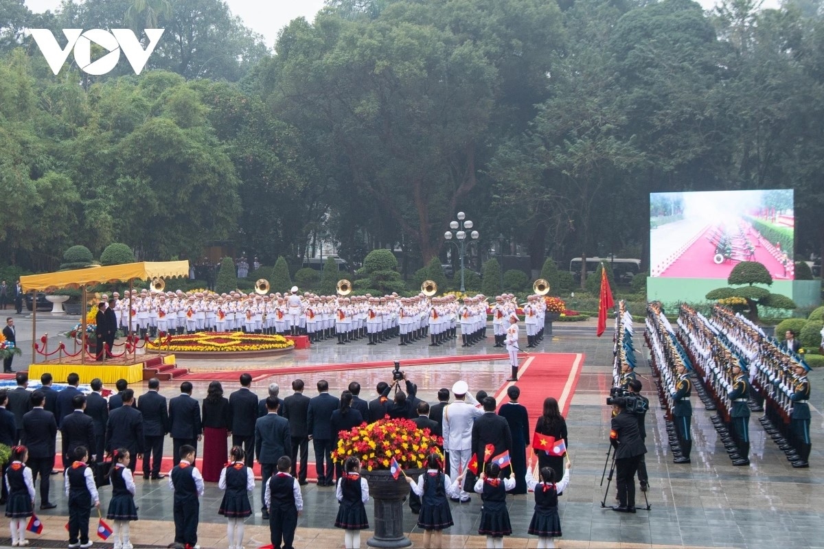 top lao leader thongloun sisoulith warmly welcomed in hanoi on state visit picture 4