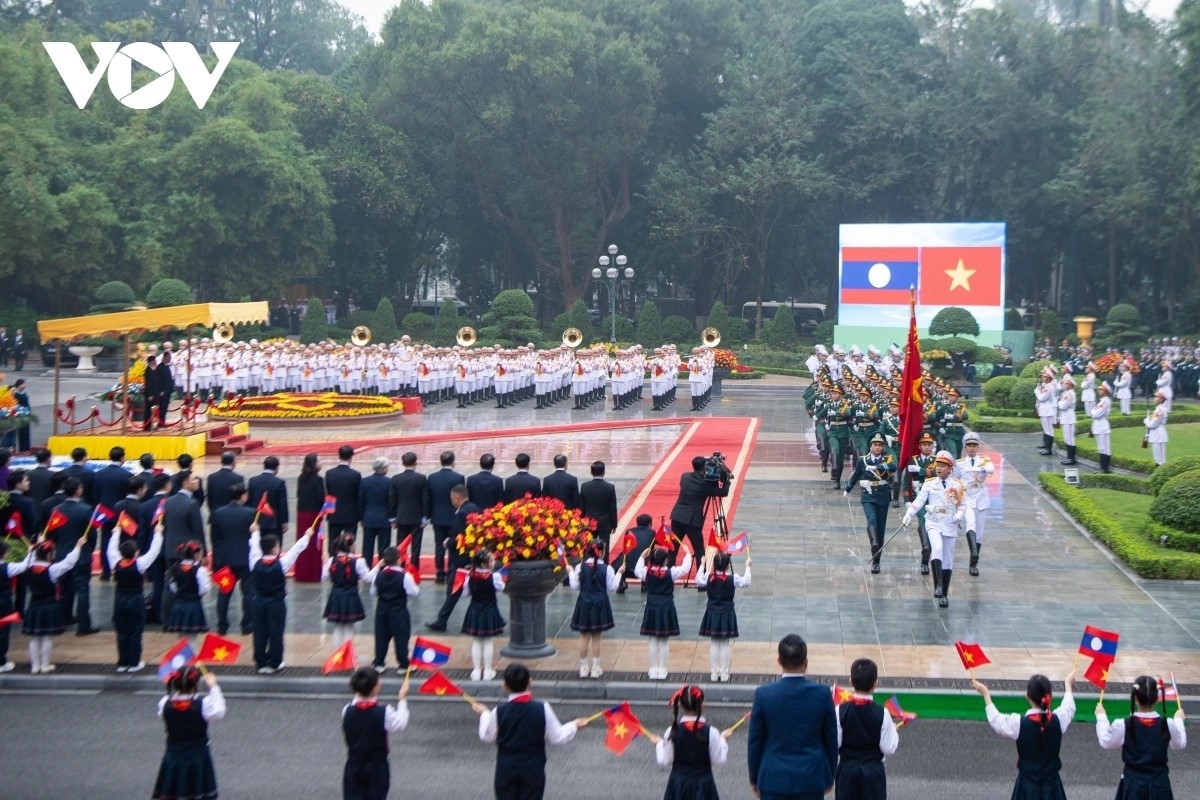 top lao leader thongloun sisoulith warmly welcomed in hanoi on state visit picture 8