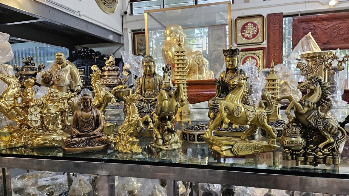 linh vat ngua dong phong thuy dat khach mua tet binh ngo hinh anh 4