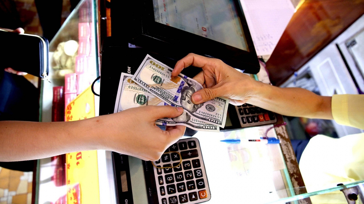 Siết mua, bán ngoại tệ trái phép