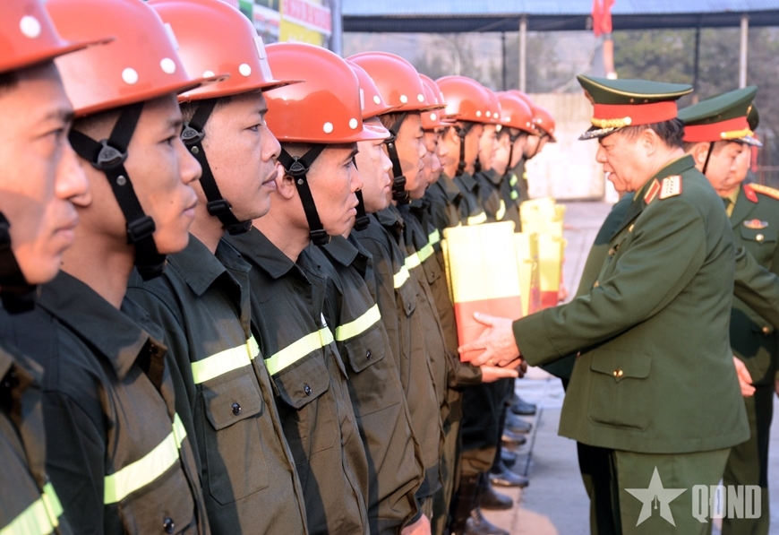 Dai tuong nguyen trong nghia tang qua nguoi lao dong mot so don vi thuoc binh doan 19 hinh anh 6