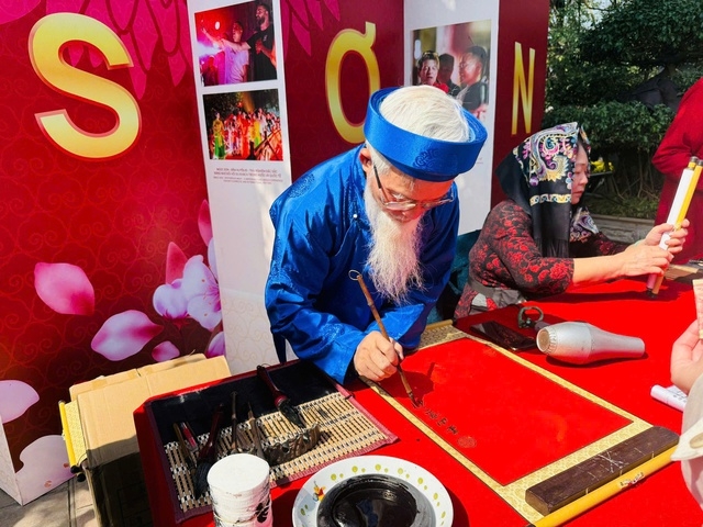 Người dân Thủ đô đón Tết thư thái, nhẹ nhàng