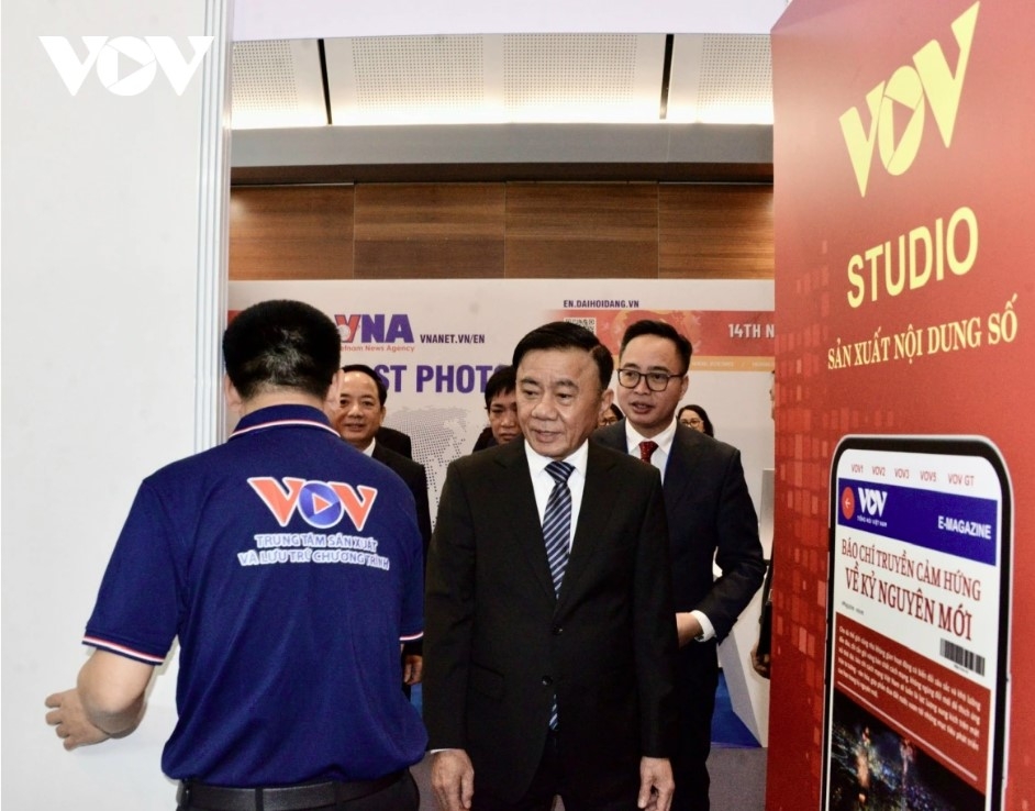 leaders visit exhibition and attend special stamp release marking party congress picture 10