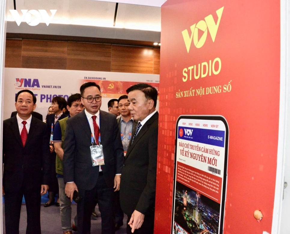 leaders visit exhibition and attend special stamp release marking party congress picture 11