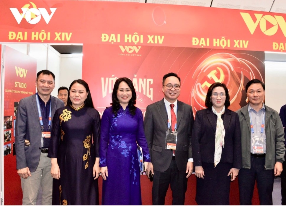 leaders visit exhibition and attend special stamp release marking party congress picture 12