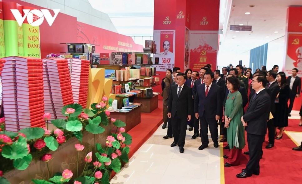 leaders visit exhibition and attend special stamp release marking party congress picture 1