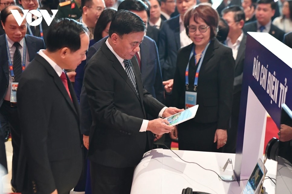 leaders visit exhibition and attend special stamp release marking party congress picture 2