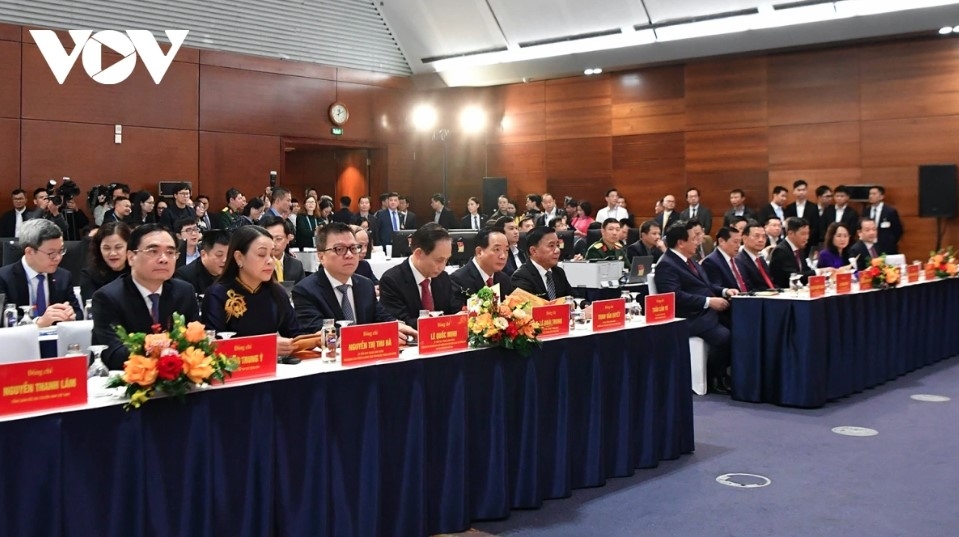 leaders visit exhibition and attend special stamp release marking party congress picture 6