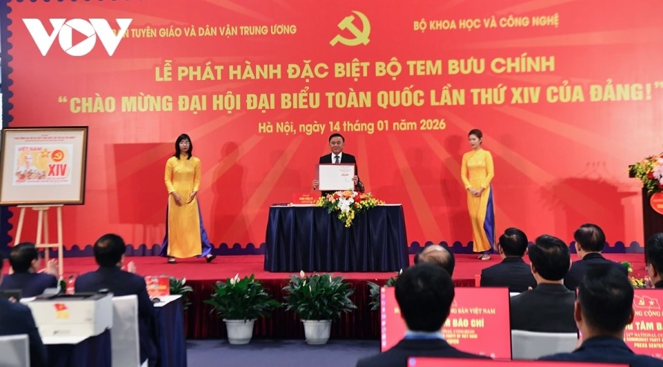 leaders visit exhibition and attend special stamp release marking party congress picture 8