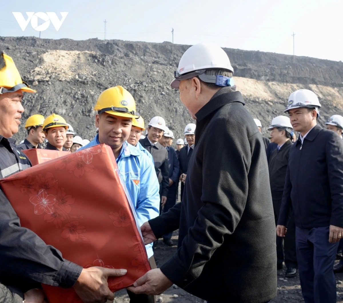 party chief to lam pays pre-tet visit to coal miners in quang ninh picture 2
