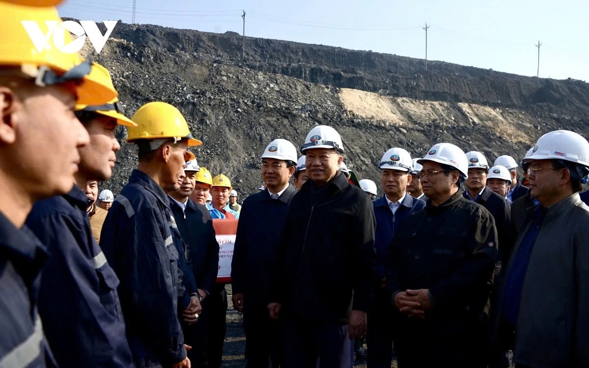 party chief to lam pays pre-tet visit to coal miners in quang ninh picture 1
