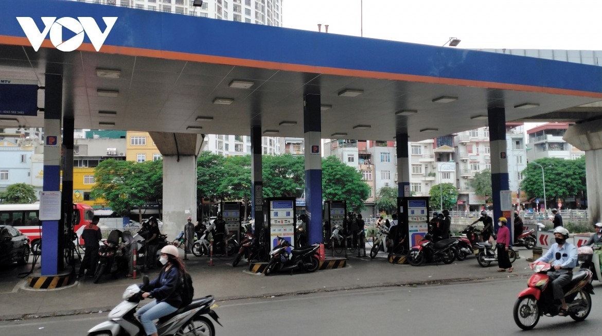 petrol prices rise after several declines, near vnd19,000 per litre picture 1