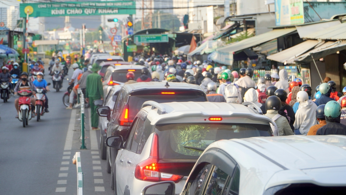 tan son nhat don khach vuot du bao trong khi cua ngo tp.hcm bat ngo thong thoang hinh anh 6