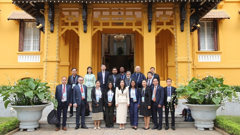 thu truong ngoai giao tiep doan phong vien nuoc ngoai dua tin Dai hoi xiv cua Dang hinh anh 2