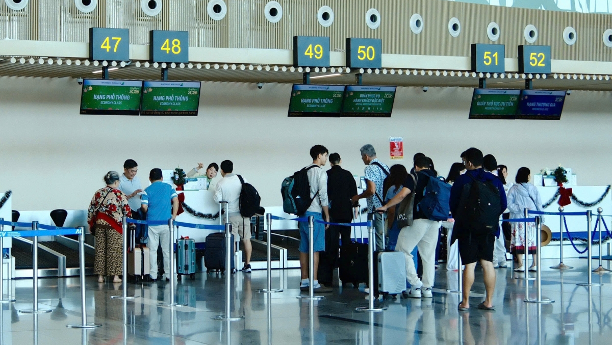 tan son nhat don khach vuot du bao trong khi cua ngo tp.hcm bat ngo thong thoang hinh anh 3